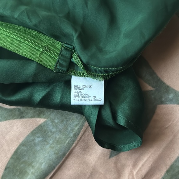 3/$10 Gianni Bini Silk Ombre Green Top - Picture 5 of 5
